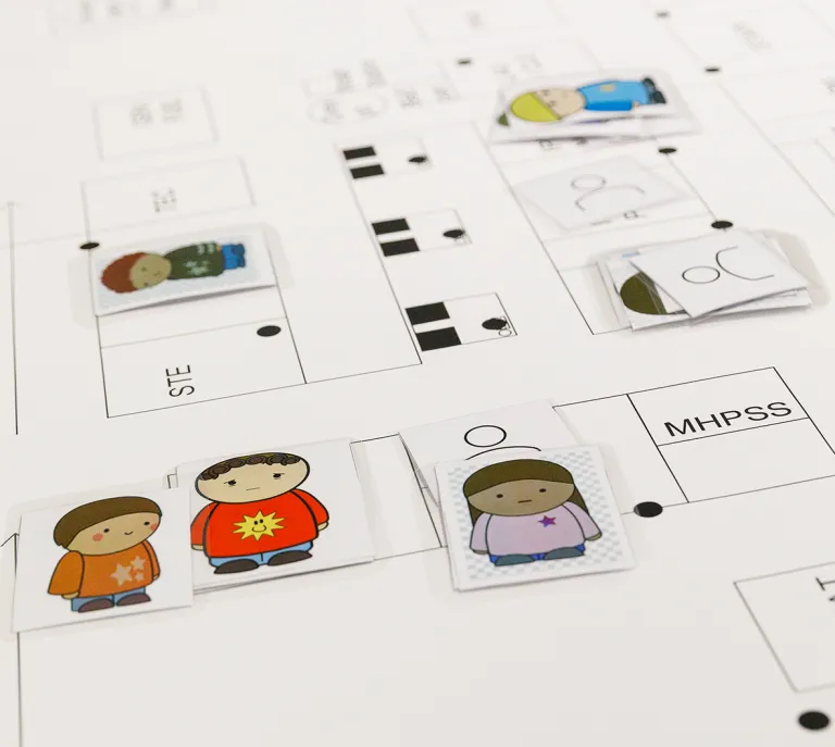 Korttien avulla opetellaan potilaiden sijoittamista telttasairaalaan.