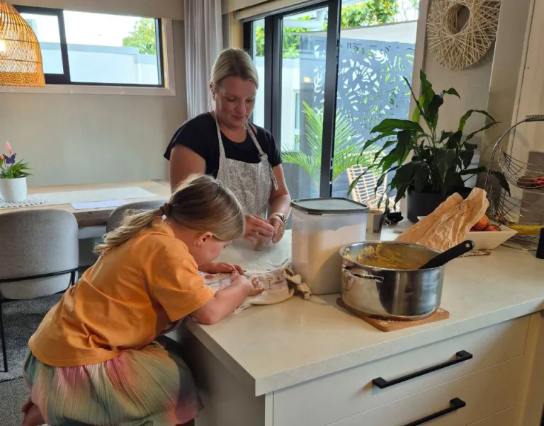 Pinja Funnell leipoo lapsensa Livian kanssa karjalanpiirakoita.