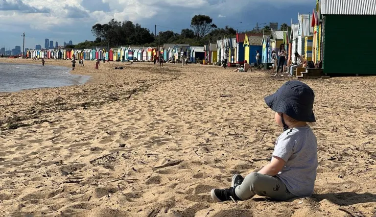 Lapsi merenrannalla.