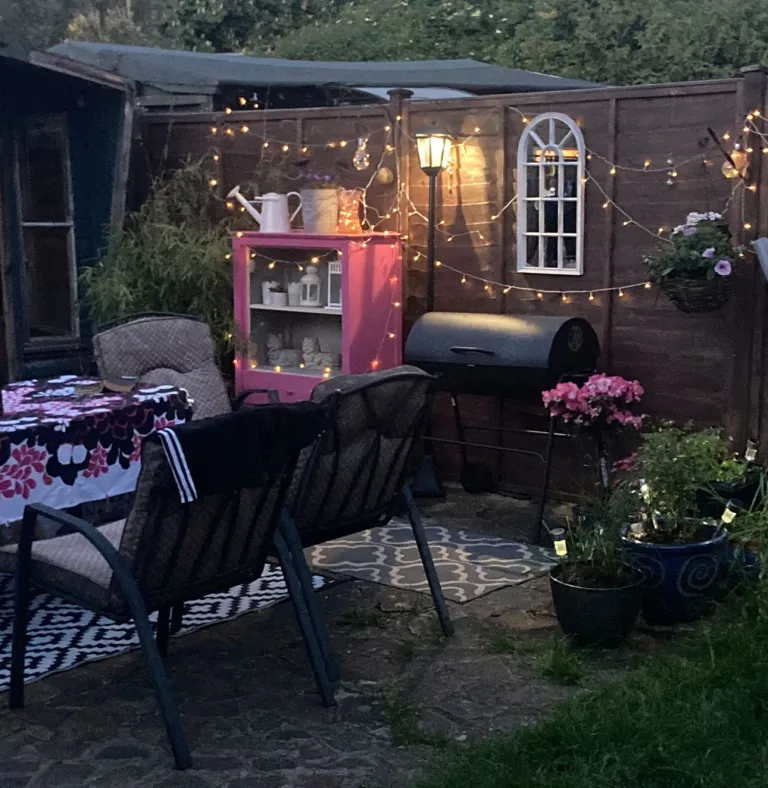 Taija Nenosen takapiha iltavalaistuksessa.