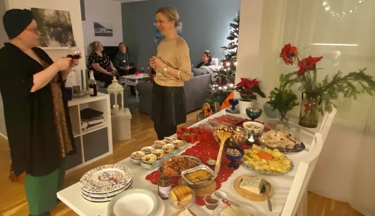 Päivi Karvosen kona pikkujoulut - jouluruokaa pöydässä.