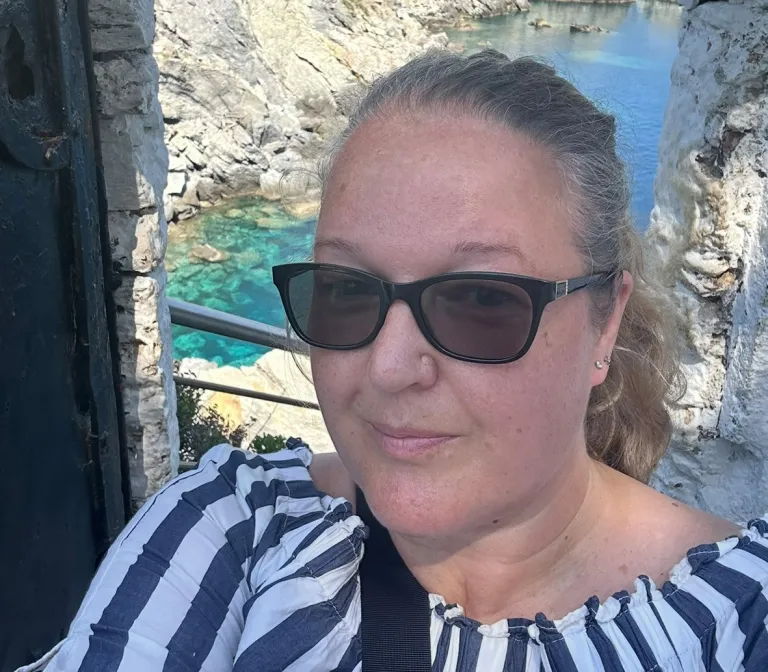 Taija Nenonen aurinkolasit päässään.