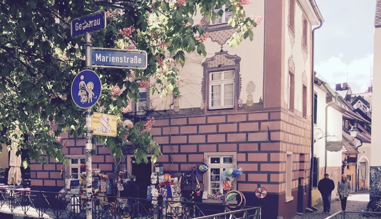 Eero Kuusisto-Gussmannin entinen koti. Katunäkymä ja tienviitta.