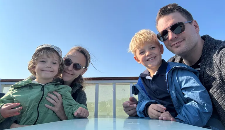 Eero Kuusisto-Gussmannin perhe, kaksi poikaa ja vaimo sekä Eero.