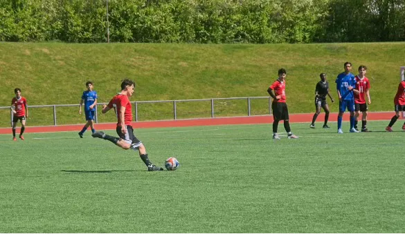 Jalkapallon pelaajia kentällä.