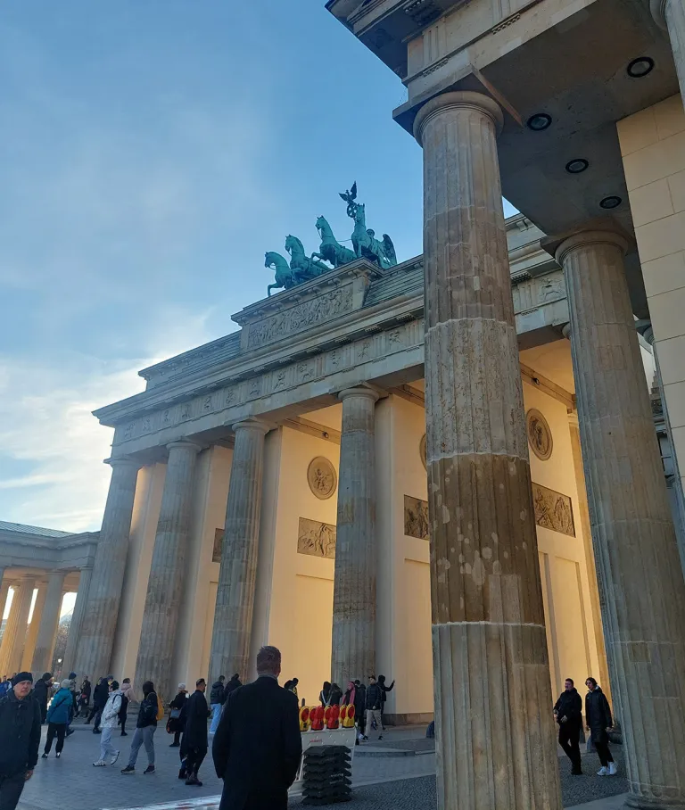 Brandenburgin portti. Ihmisiä portin edessä.