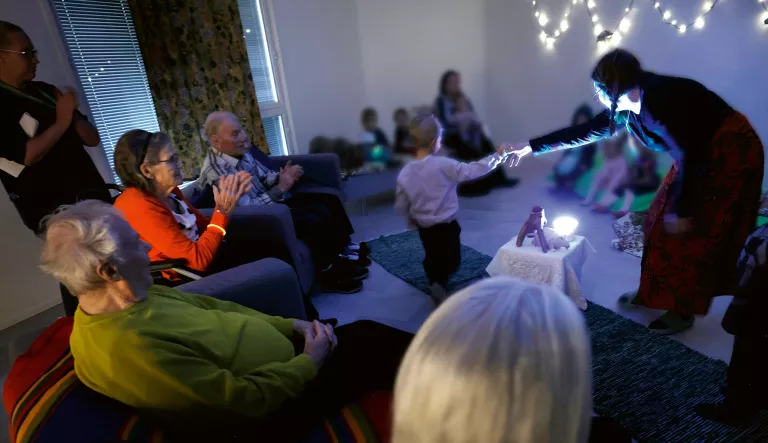 Norlandian palvelukorttelissa vietetään yhteistä loruhetkeä.