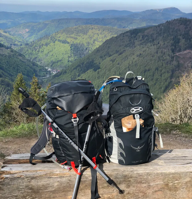 Eero Kuusisto-Gussmannin perheen retkireput, vuoristomaisema taustalla.