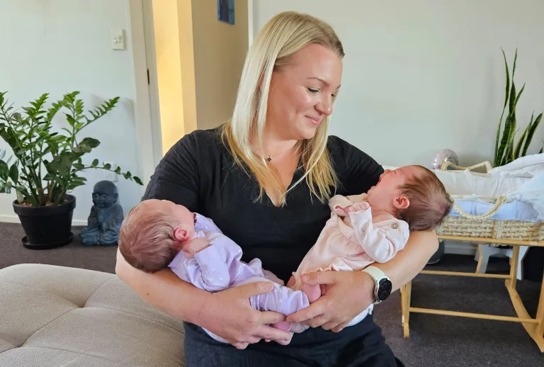 Pinja Funnell sylissään kaksi vastasyntynyttä.