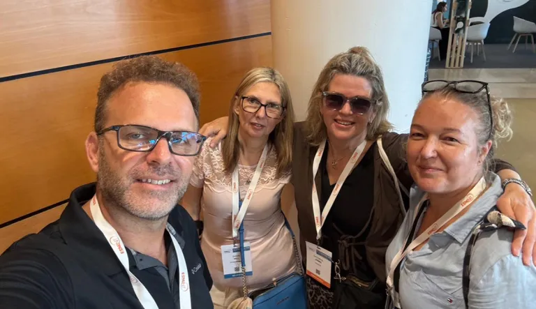 Taija Nenonen konferenssiystäviensä kanssa.