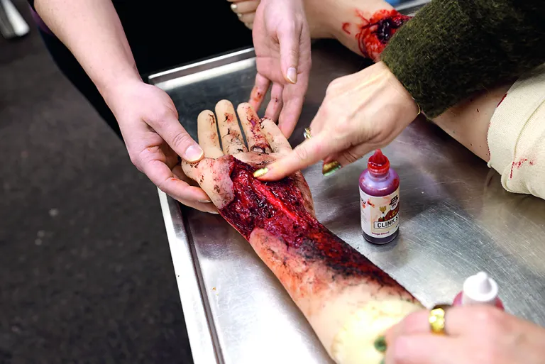 Tekoverta ja tekoraajoja Syke-elokuvan kuvauksissa.