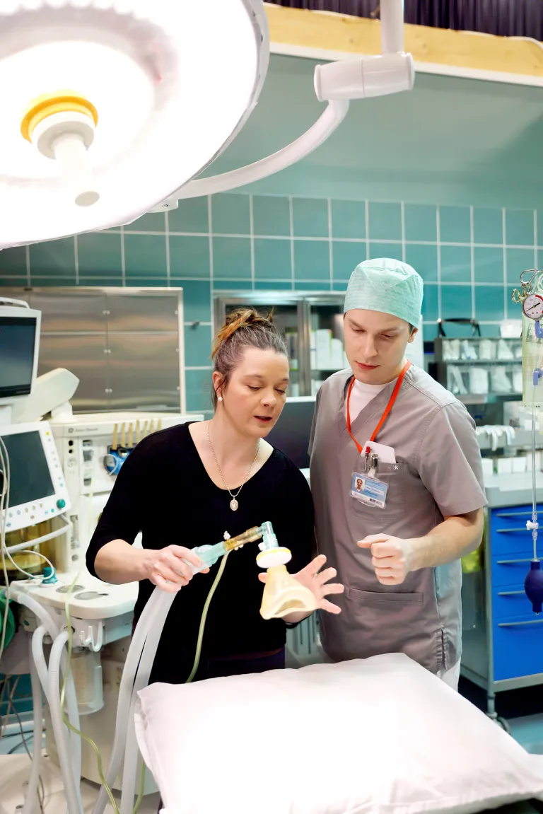 Anestesia- ja perfuusiohoitaja Hanna Heikkilä Syke-elokuvan kuvauksissa.