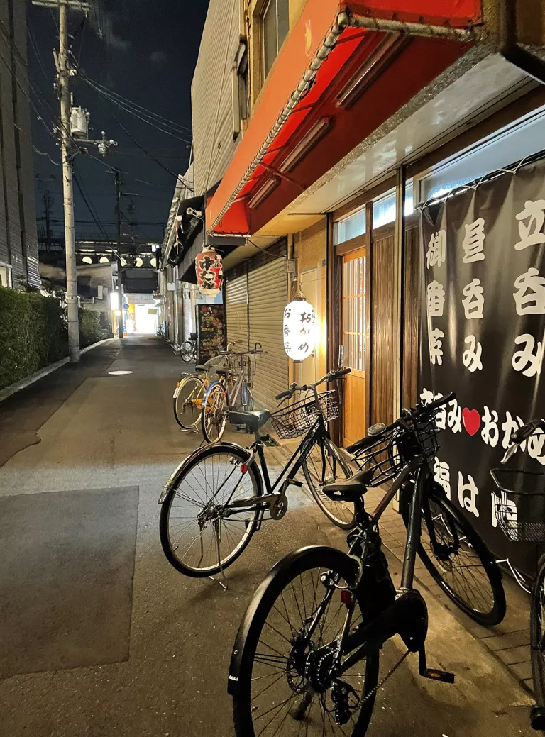 Polkupyöriä Osakan kadulla.