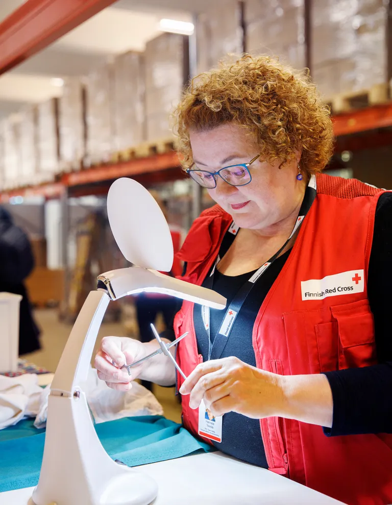 Hannele Toivola desinfioi instrumentteja.