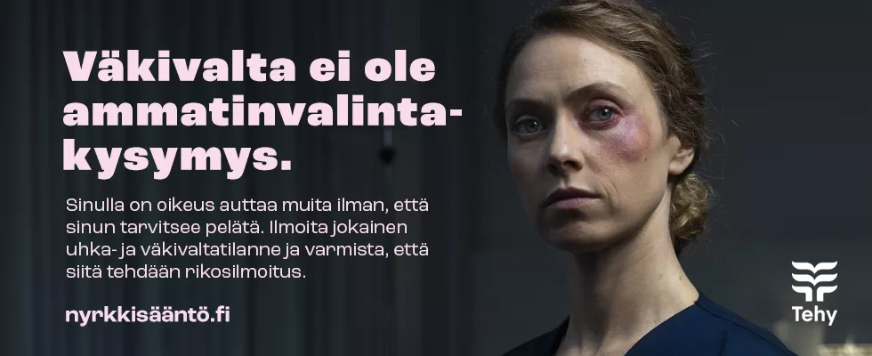 Nainen mustassa silmässä katsoo kameraan.