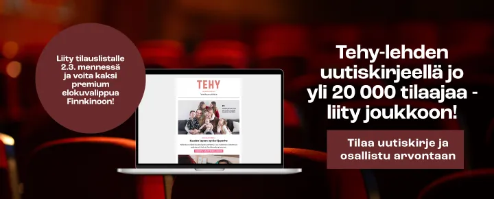 Elokuvateatterin katsomo ja etualalla kannettava tietokone, jossa näkyy Tehy-lehden uutiskirje.