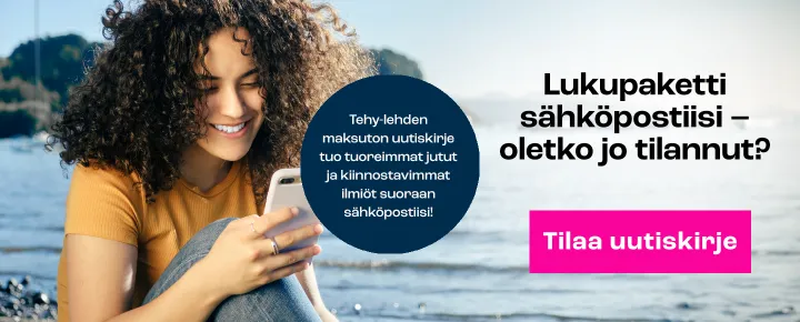 Nainen lukemassa kännykkää merimaisema takana. Tekstissä kannuste tilata Tehy-lehden maksuton uutiskirje.