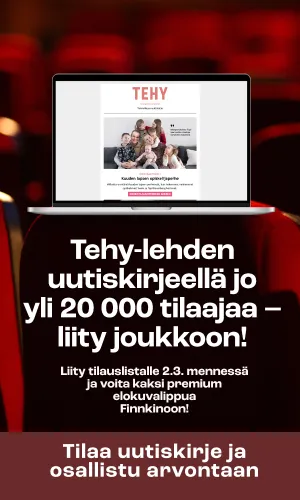 Elokuvateatterin katsomo ja etualalla kannettava tietokone, jossa näkyy Tehy-lehden uutiskirje.