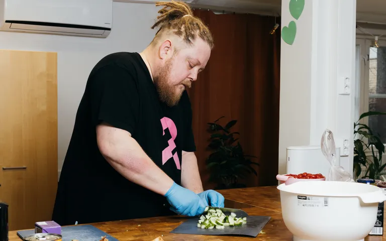 Rami Oksanen pilkkoo kurkkuja.