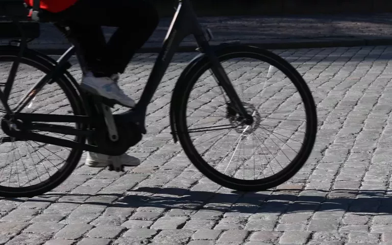 Polkupyörä ajaa mukulakivikadulla.