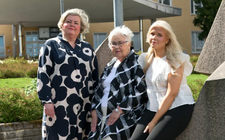 Leena Jokinen-Anttila, Inkeri Jokinen ja Fanni Anttila vierekkäin.