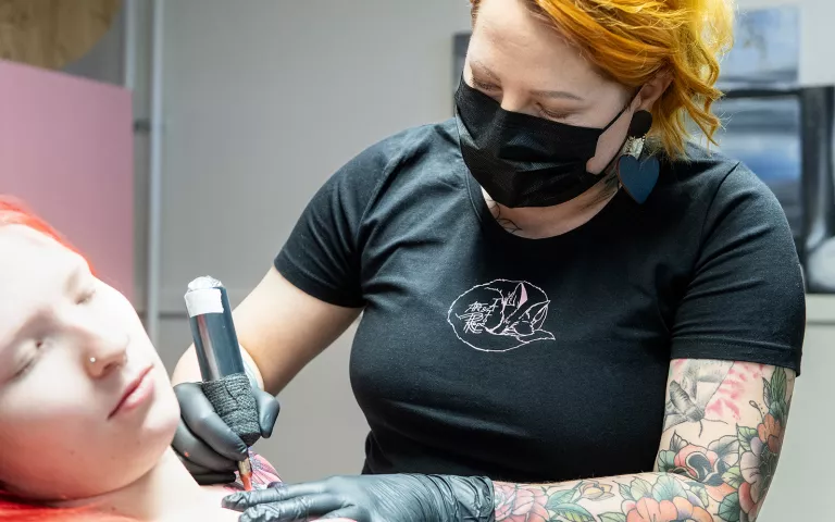 Riikka Rapo tatuoi tytärtään.