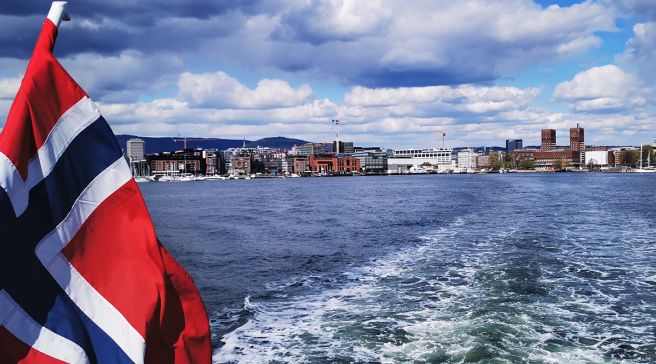 Oslo mereltä päin katsottuna, Norjan lippu liehuu.