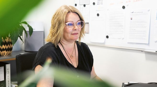 Satu Butilkin työhuoneessaan. Katsoo sivuun kamerasta.