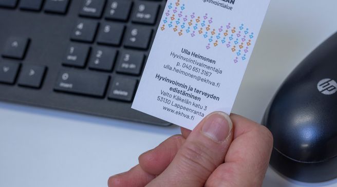 Hyvinvointivalmentaja Ulla Heimonen näyttää käyntikorttiaan.