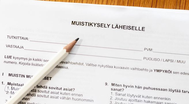 Kuvassa on muistikysely ja lyijykynä.