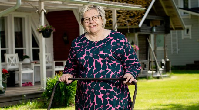 Riitta Pehkonen mökillänsä.