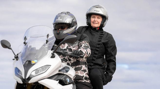 Marja-Kaisa Avaskari miehensä takana moottoripyörän selässä.