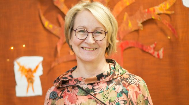Lastenhoitaja Anita Litendahl poseeraa päiväkodin sisätiloissa.