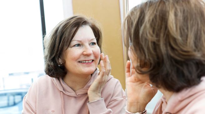 Niina Kotila laittaa kasvorasvaa