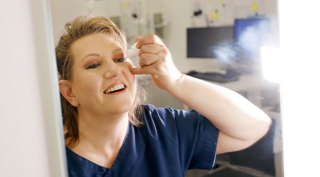 Sari Junnilainen laittaa silmätippoja.