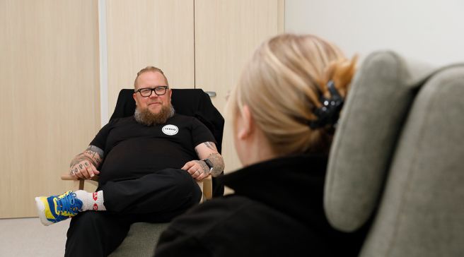 Sairaanhoitaja Ville Päivärinta omahoitajakeskustelussa.