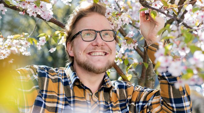 Kalle Reijonen kirsikkapuun alla.