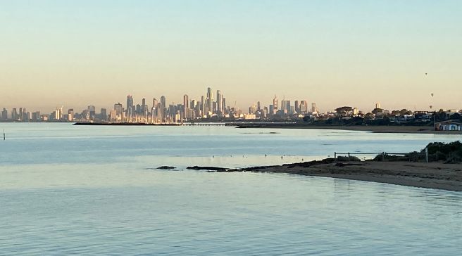 Melbournen keskusta mereltä katsottuna.