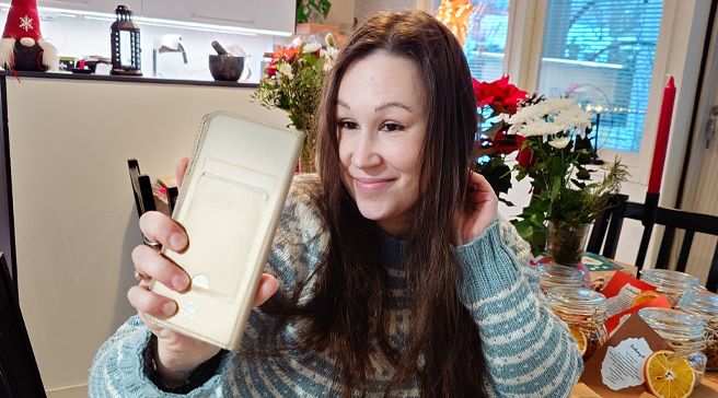 Sairaanhoitaja Mona Andersson somettamassa.