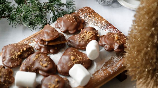 Suklaa-vaahtokarkkipipareita puisella alustalla.