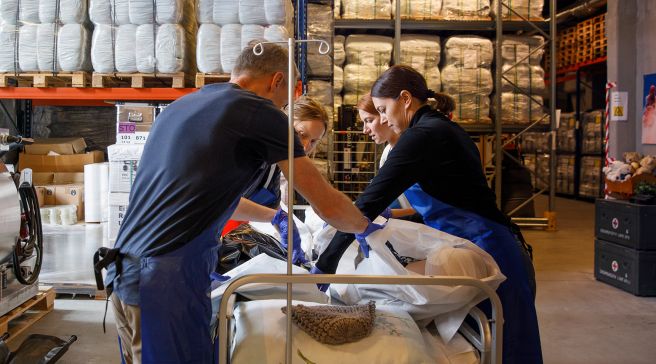 SPR:n katastrofivalmiusyksikkö harjoittelemassa isossa hallissa.