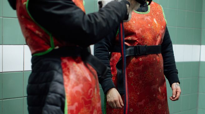 Kirsi röntgenhoitajan suoja-asussa.