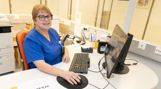 Apulaisosastonhoitaja, kätilö Marjut Laamanen työskentelemässä tietokoneella.