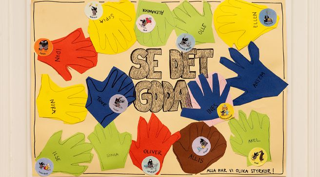 Lasten askarteluja seinällä, aiheena lasten omat kädet.