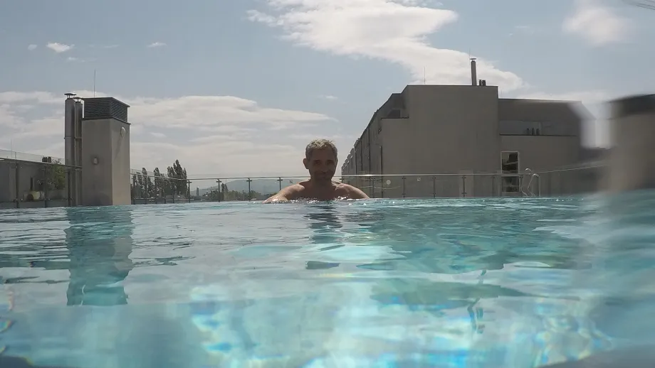 Uima-allas  Sirpa Podrouzekin asuintalon katolla.