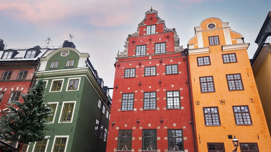 Tukholman vanhan kaupungin värikkäitä taloja.