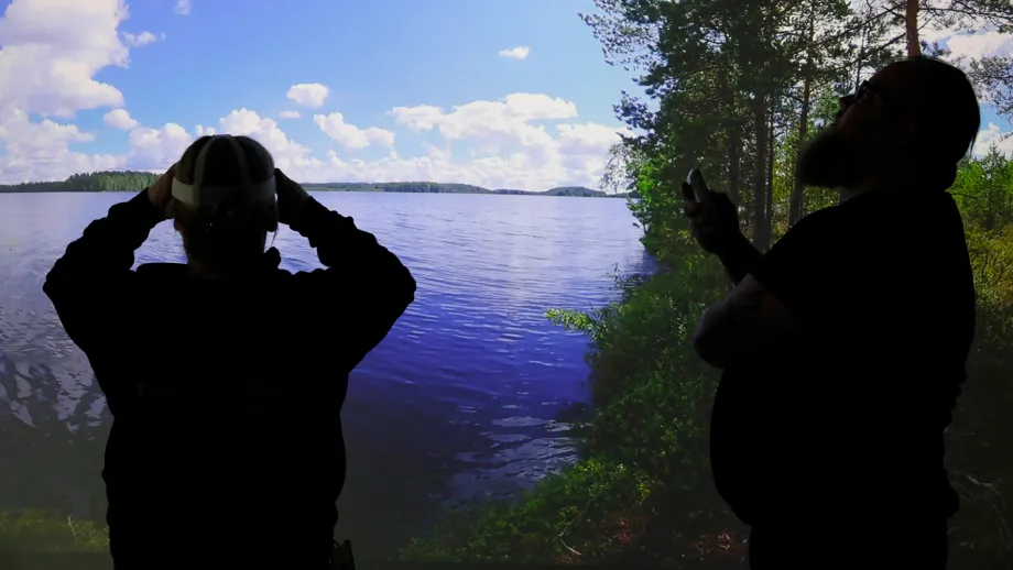 Ville Päivärinta aistihuoneessa.