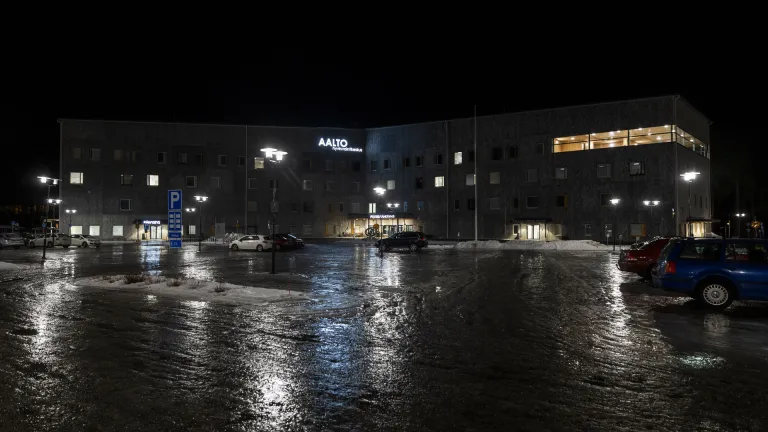 Varkauden perusterveydenhuollon yöpäivystys kuvattuna yöllä.