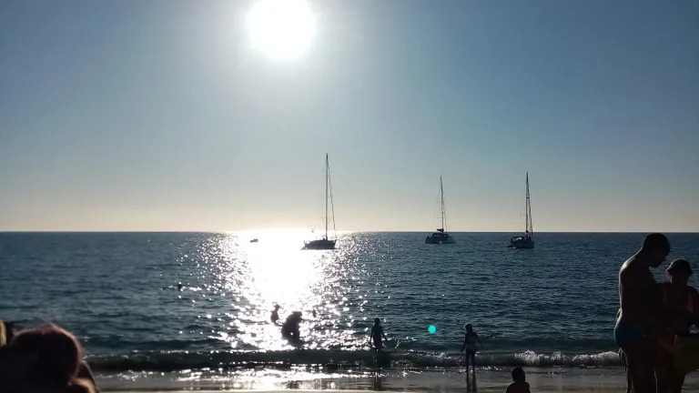 Rantakuva Gran Canarialta. Otettu vasten aurinkoa.