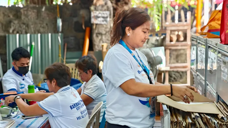 Filippiiniläisiä hoitajia työssään.